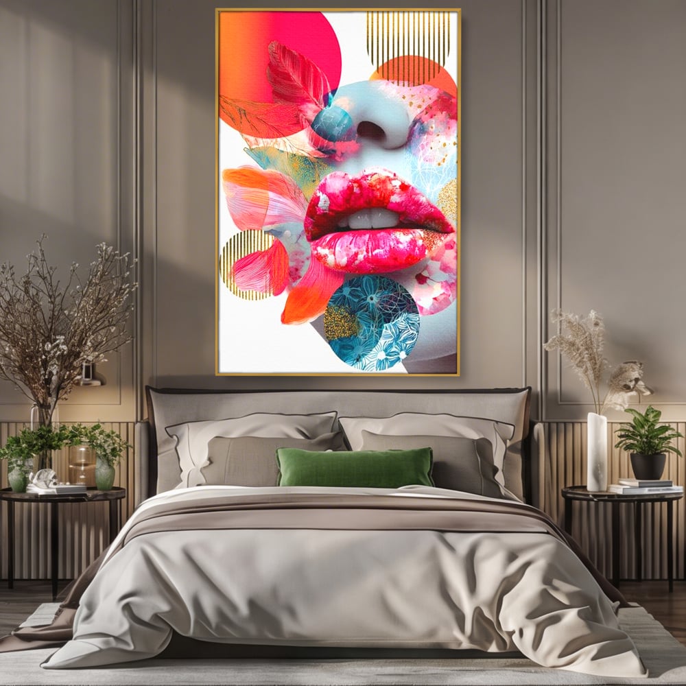 Tablou canvas cu tablou canvas cu buze roz si nas albastru, in rama de aluminiu auriu, pe perete intr-un dormitor